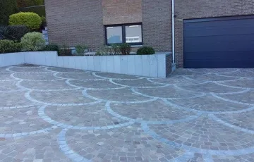 15 Pavés 8-10 grès Kandla posés en éventail avec ligne décorative pierre bleue et palissades pierre bleue