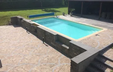 10 Pavés grès Kandla 8-10 posés en éventail et ligne décorative de pierre bleue
