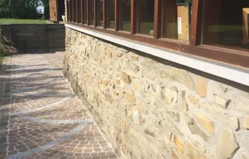11 Pavés grès Kandla 8-10 posés en éventail et ligne décorative de pierre bleue
