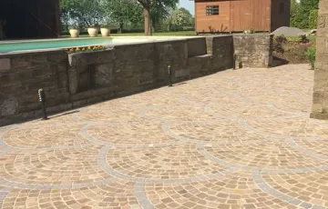12 Pavés grès Kandla 8-10 posés en éventail et ligne décorative de pierre bleue