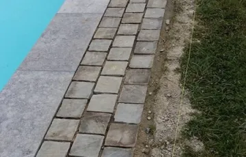 17 Pourtour piscine pierre bleue et pavés 15-15 en bordure et margelle (2)