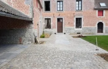 11 Pavés tout venant en ligne à joint alterné et joint coulé au mortier
