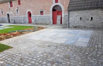 12 Dalles rustiques et pavés tout venant en ligne à joint alterné . Joint coulé au mortier