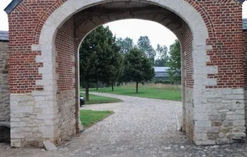 Vieux pavés rustiques avec joints à la dolomie