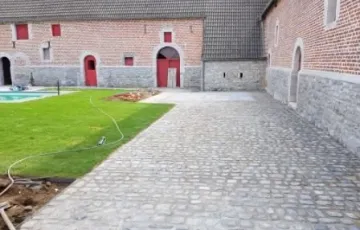 10  Pavés tout venant en ligne à joint alterné et joint coulé au mortier
