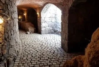 18 Souterrain chateau pavage en cours