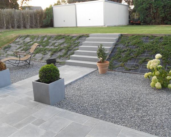 Terrasse en pierre bleue, pose en opus dans le jardin avec escalier en pierre bleue