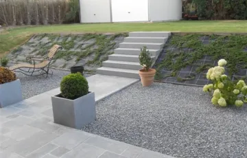 Terrasse en pierre bleue, pose en opus dans le jardin avec escalier en pierre bleue