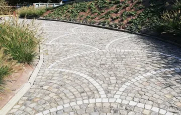 3 pavés 8/10 grès de réemploi avec déco avec pavés bleue