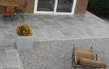 Terrasse en pierre bleue, pose en opus dans le jardin avec escalier en pierre bleue