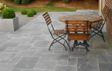 Terrasse en pierre bleue, pose en opus dans le jardin avec escalier en pierre bleue