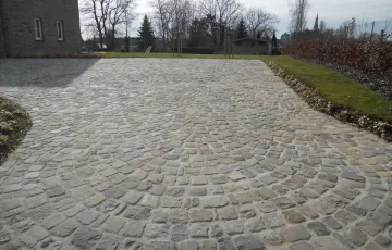 6 Pavés disparate en grès de réemploi