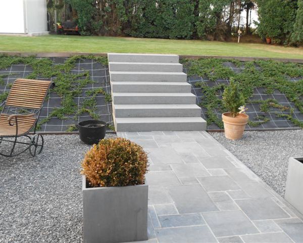 Terrasse en pierre bleue, pose en opus dans le jardin avec escalier en pierre bleue