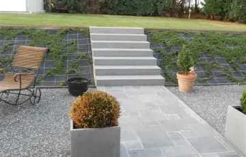 Terrasse en pierre bleue, pose en opus dans le jardin avec escalier en pierre bleue
