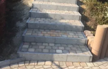 2 Escalier avec des bordures en pierre bleue en contre marche et pavés kandla à l intérieur