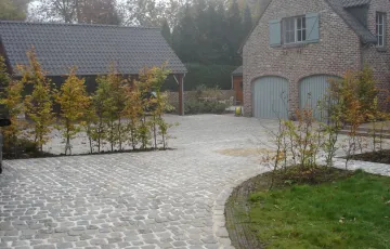 16 Pavés 13/20 en porphyre de réemploi avec joints au mortier