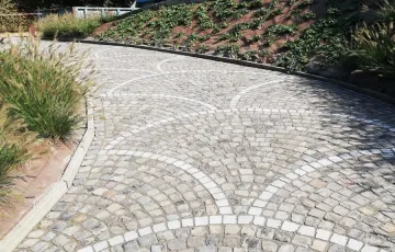 11 Pavés mosaïque 8/10 grès de réemploi avec ligne de pavés bleu